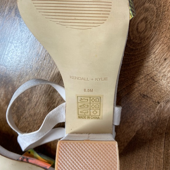 Kendall & Kylie beige suede sandal heels - Picture 5 of 8